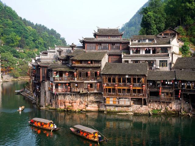 关于上海畅兴贸易有限公司、上海鑫圭晶光电科技有限公司违反海关监管规定行政处罚决定书